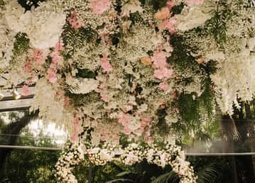 Arco de flores brancas e cor-de-rosa, feito para uma cerimônia de casamento.
