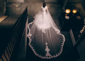 Noiva de vestido branco e véu comprido na escadaria, Bride's Dream.