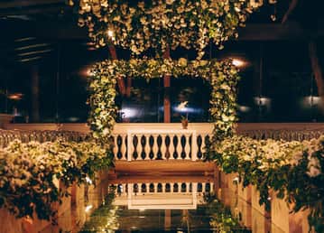 Ornamentação de casamento com flores e corredor iluminado; Bride's Dream.